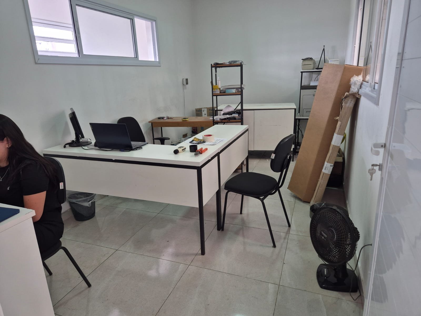 Mesa em L com estrutura metálica