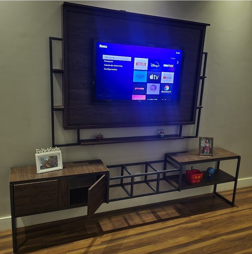 Painel de TV com estrutura em metalon, rack e prateleiras