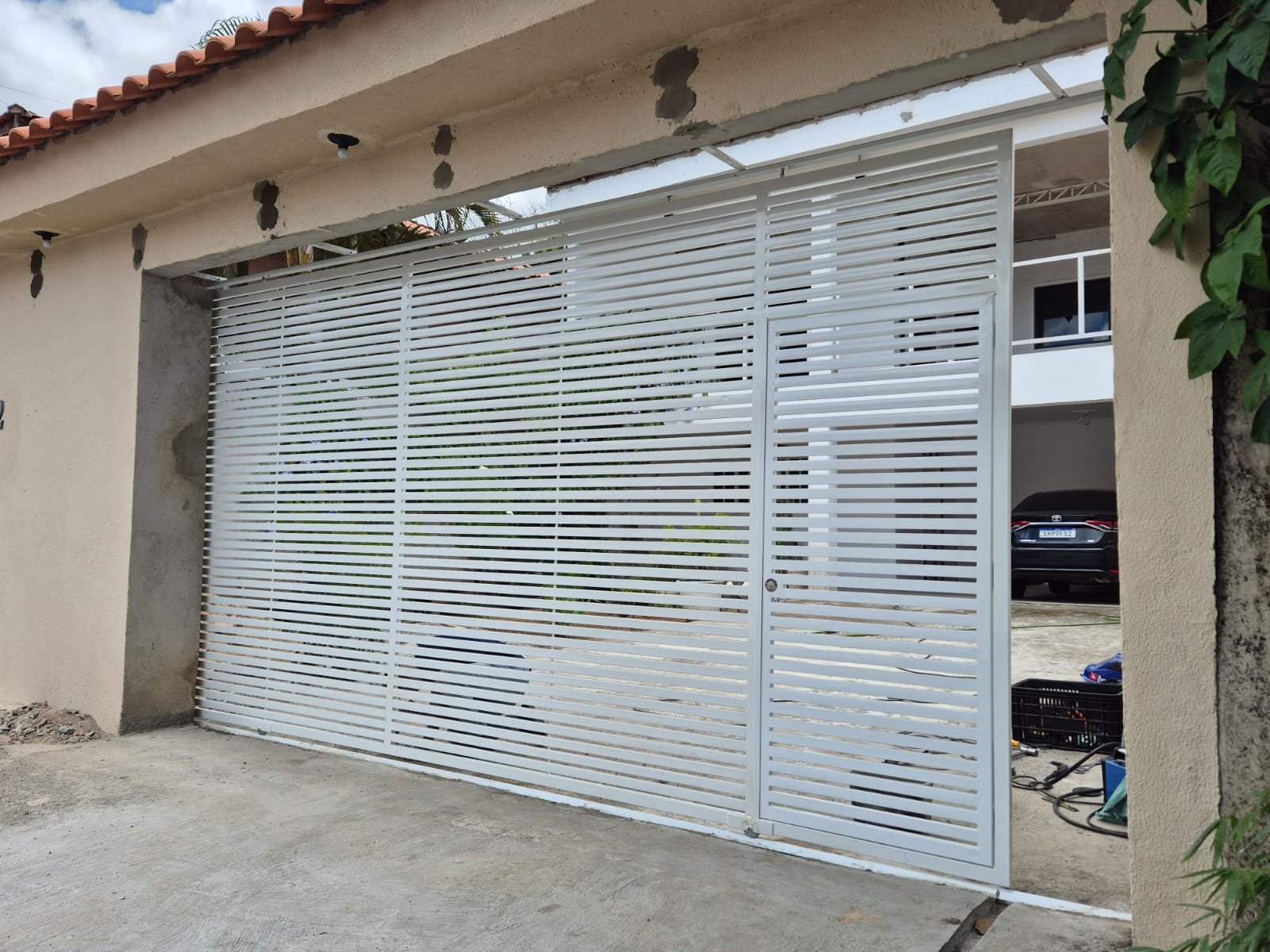 Portão metálico fabricado em projeto especial