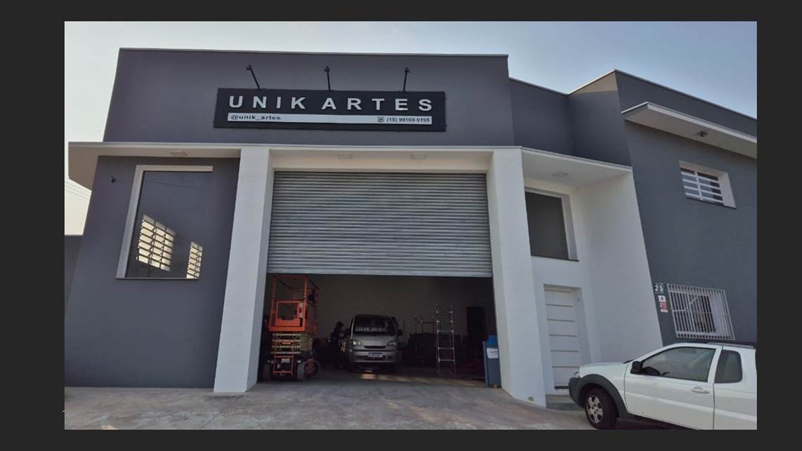 A building with a garage door

Description automatically generated