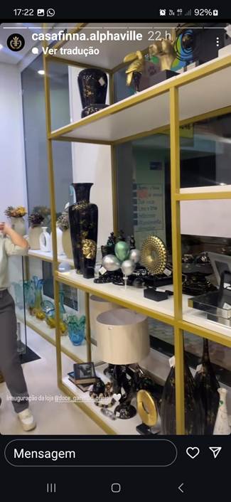 A shelf with vases and other objects

Description automatically generated